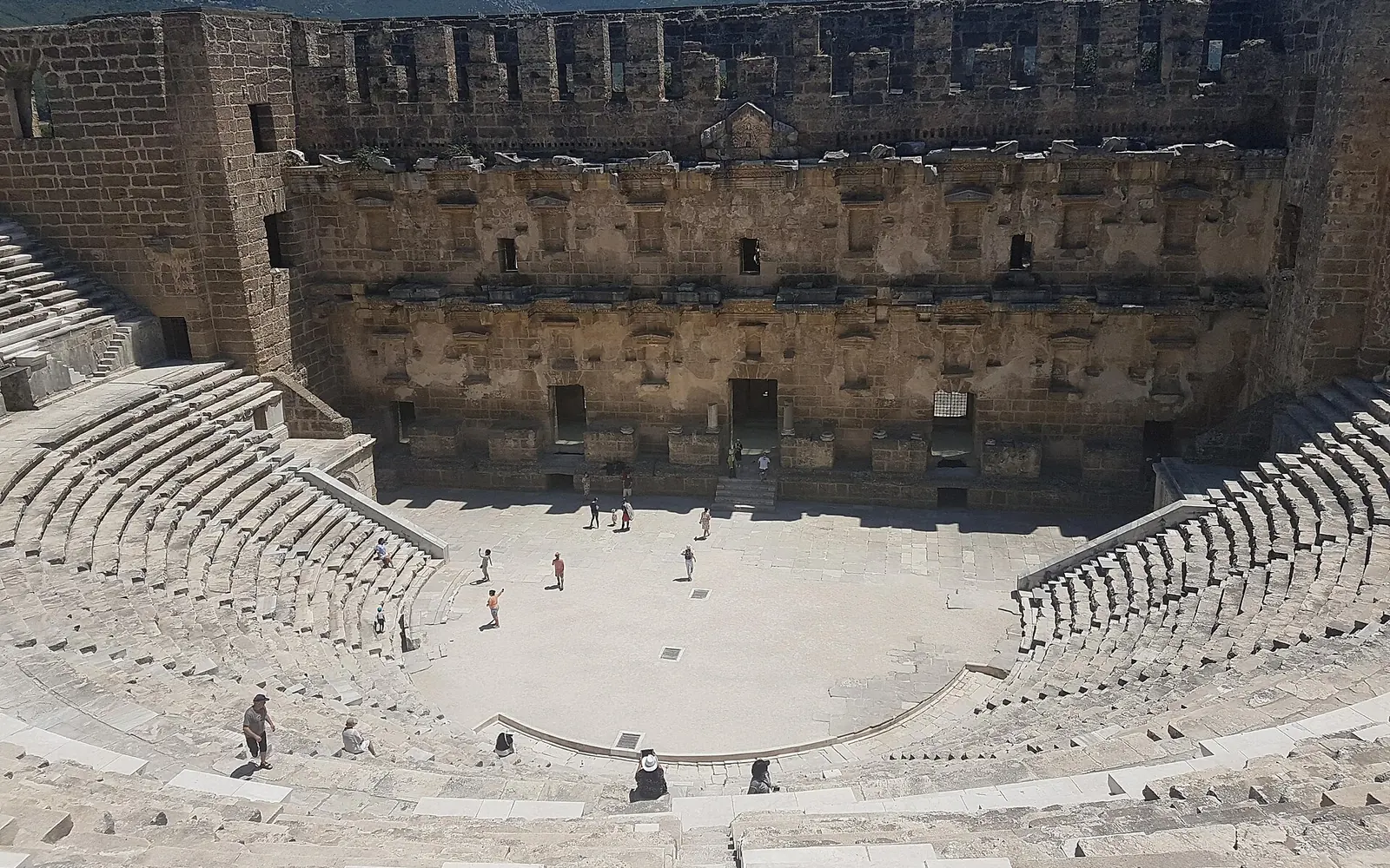 Aspendos Roma tiyatrosunun tonozlu galerisi