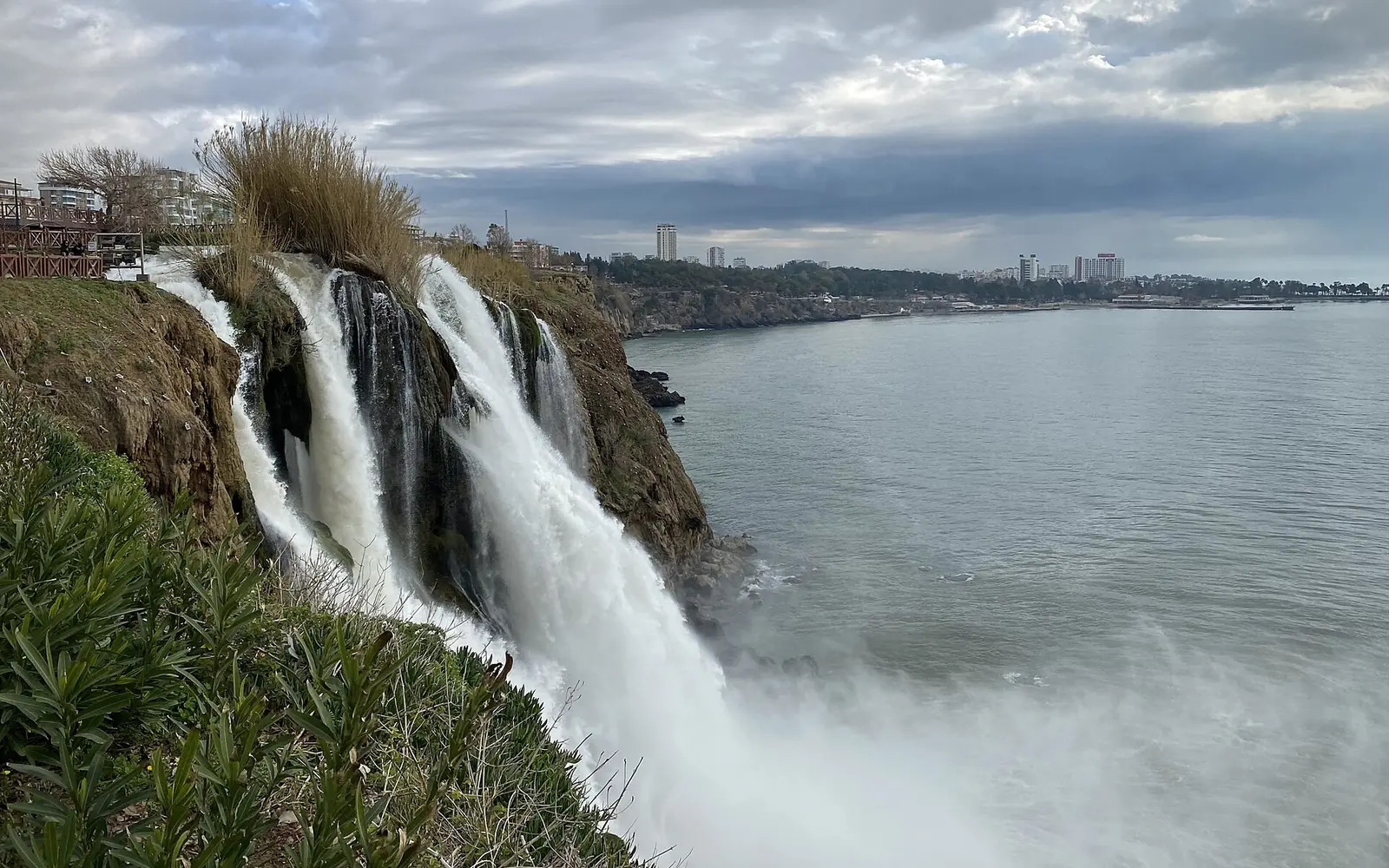 Falezlerden denize dökülen Aşağı Düden Şelalesi