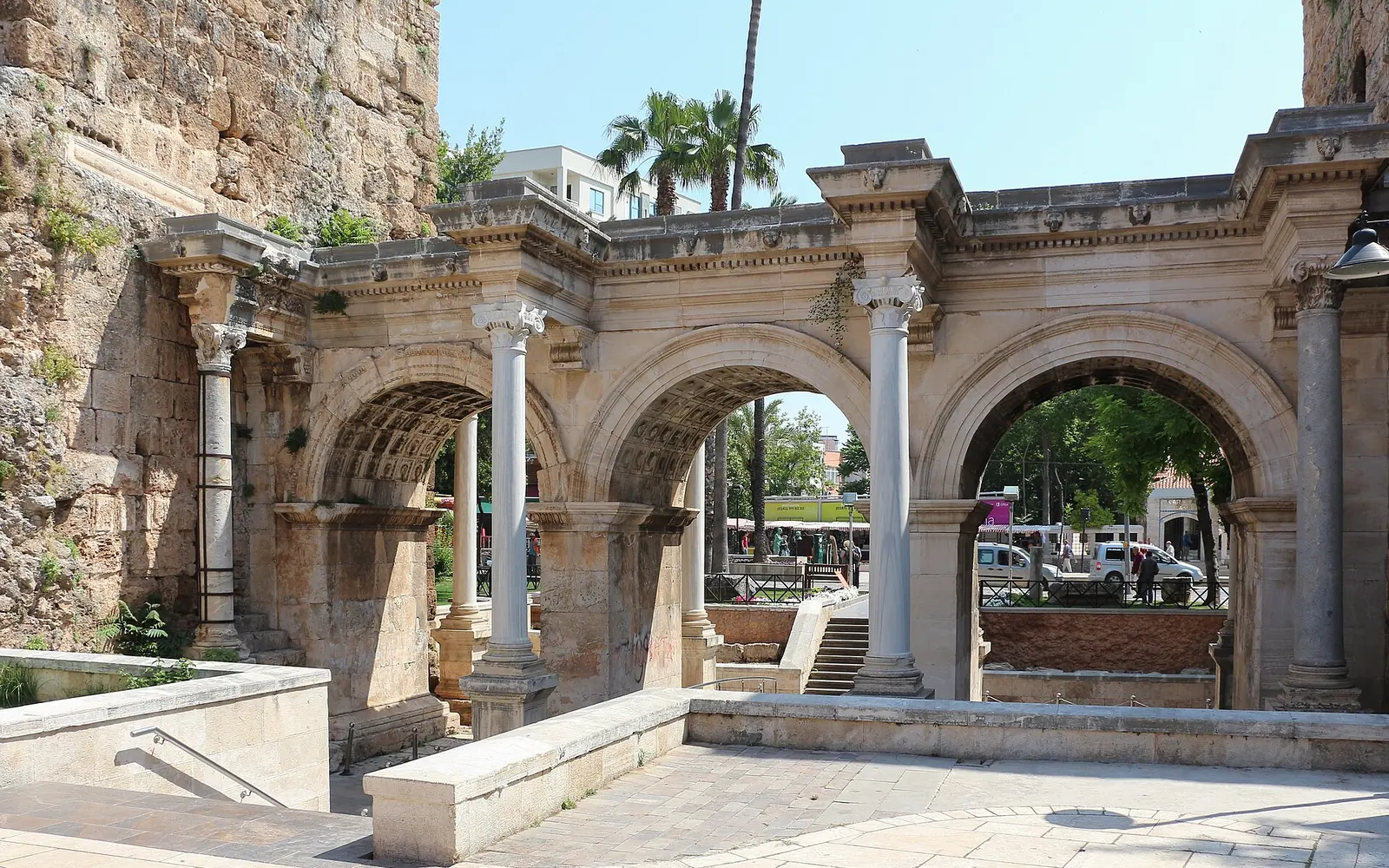 İki yanında eski kent surları bulunan Hadrian Kapısı'nın üç mermer kemeri