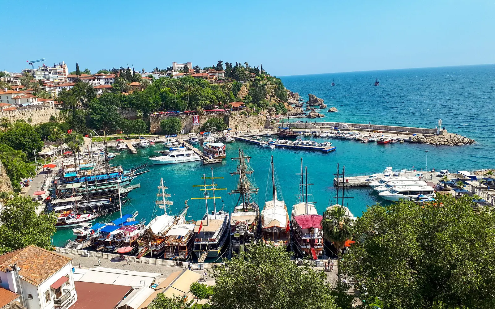 Falezlerden görülen Kaleiçi eski limanında bağlı tekneler