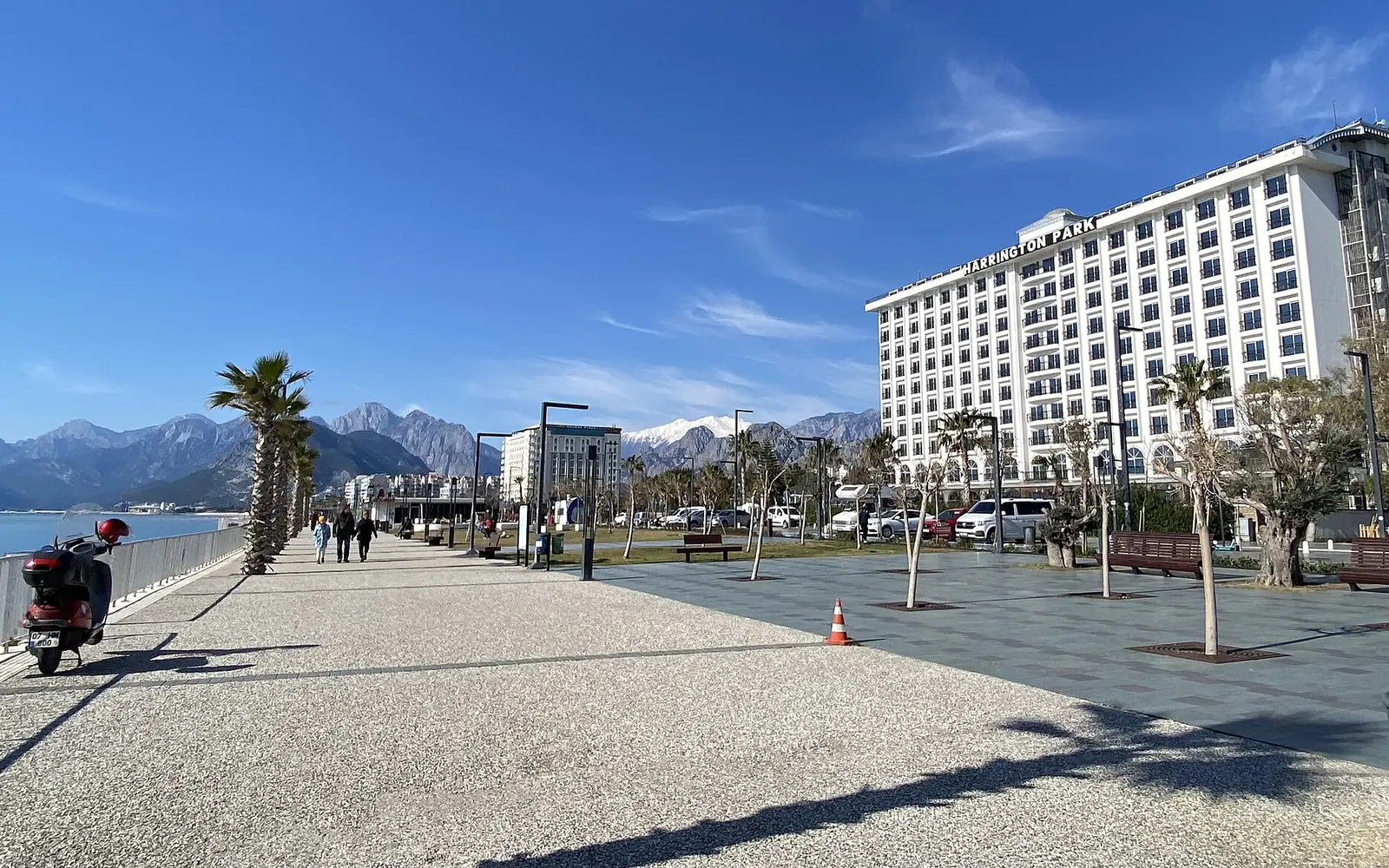 Arkasında dağlar bulunan Konyaaltı Plajı yürüyüş yolu